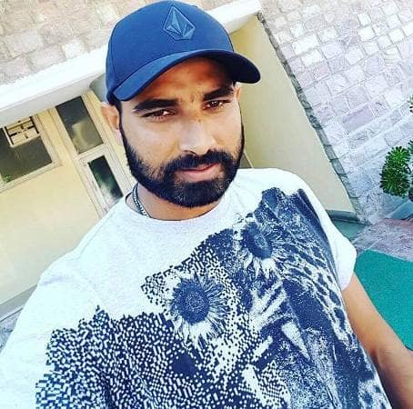 इससे पहले तस्वीर पर लगातार बवाल के बाद आज सोमवार सुबह ही खुद मोहम्मद शमी ने सोशल मीडिया के जरिये अपनी बात रखते हुए कहा, 'ये दोनों मेरी ज़िंदगी हैं...वो मेरी लाइफ पार्टनर हैं, मैं अच्छी तरह जानता हूं कि क्या करना है या नहीं. हमें खुद के अंदर देखना चाहिए कि हम कितने अच्छे हैं.'