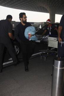 एयरपोर्ट पर \'दंगल\' की कास्ट के साथ कुछ यूं कैमरे में कैद हुए आमिर खान