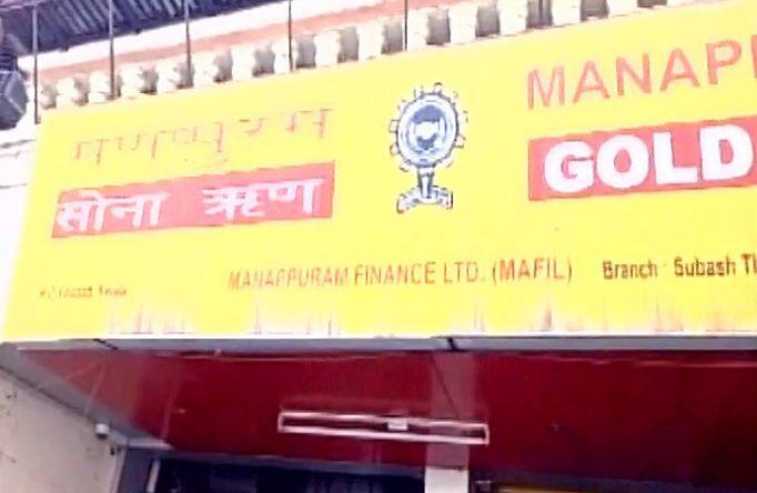 यह चोरी देर रात हुई है. घटना के बाद से नेपाली सुरक्षा गार्ड भी फरार है...आगे जानिए...