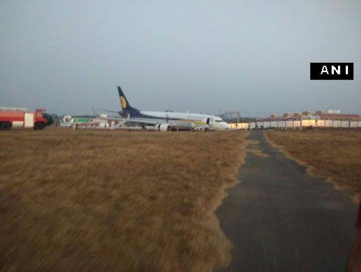 हादसे के बाद सुरक्षा अधिकारी रनवे का जायजा ले रहे हैं और यह जानने की कोशिश कर रहे हैं कि विमान कैसे फिसला. फिलहाल रनवे को साढ़े बारह बजे तक बंद कर दिया गया है. जिससे कुछ उड़ानें प्रभावित हुई हैं.