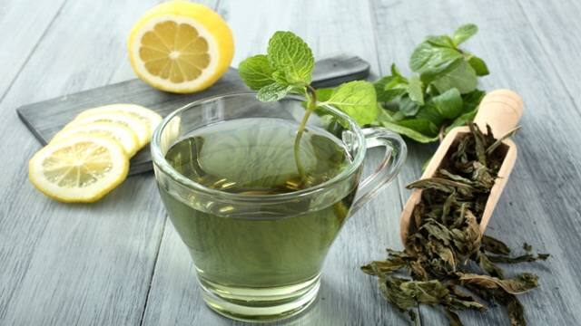 यदि आपको ऑस्टियोपोरोसिस है या फिर हड्डियों की समस्या है तो ग्रीन टी आपके लिए नुकसानदायक हो सकती है. ग्रीन टी आपको एक सीमित मात्रा में पीनी चाहिए. किसी भी समस्या से बचने के लिए आपको दिनभर में 4 - 5 कप से ज्यादा ग्रीन टी का सेवन नहीं करना चाहिए.