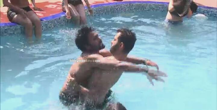 इसके बाद शो के कंटेस्टेंट्स ने ट्रूथ एंड डेयर गेम भी खेला. उस गेम का सबसे अनोखा मूमेंट तब आया जब मनु अपनी एक्टिविटीज से अपने दोस्त मनवीर गुज्जर को रिझाने की कोशिश करते नजर आए. (Source- filmymonkey.com)