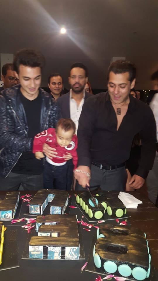 आज बॉलीवुड के दबंग सलमान खान का जन्मदिन है. उन्होंने जो केक काटा है उसमें Being Human लिखा हुआ है. सलमान के एनजीओ का ना भी यही है. सलमान का एनजीओ समाजसेवा का काम करता है. सलमान खान आज 51वां जन्मदिन मना रहे हैं. ‘मैंने प्यार किया’, ‘अंदाज अपना-अपना’, ‘हम आपके है कौन’, ‘दबंग’ और ‘बजरंगी भाईजान’ जैसी सुपरहिट फिल्में देने वाले सलमान खान अब तक करीब 100 फिल्मों में काम कर चुके हैं.