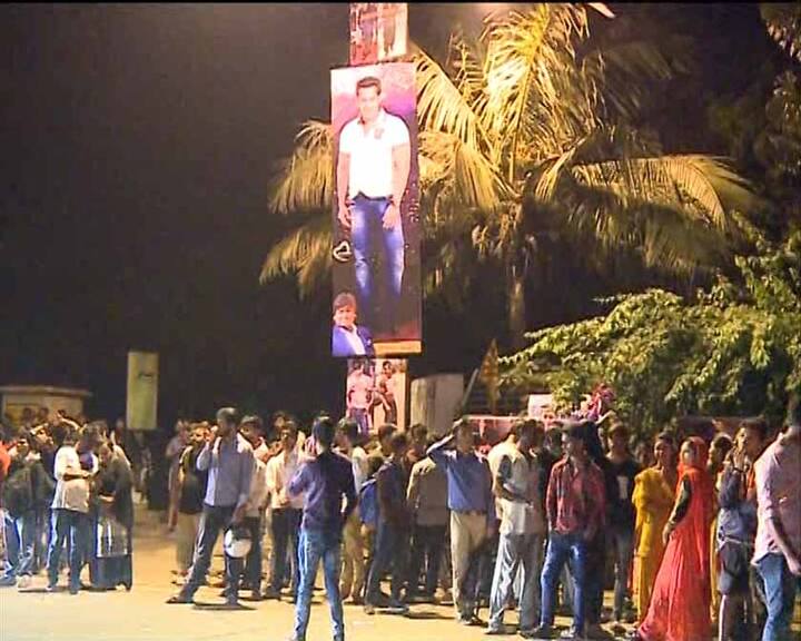 फैंस अपने साथ सलमान खान का बैनर, पोस्टर लेकर आए हुए थे.