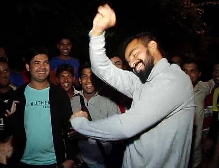 यहां पर सलमान के फैंस ने उनके हिट गानों पर डांस भी किया.