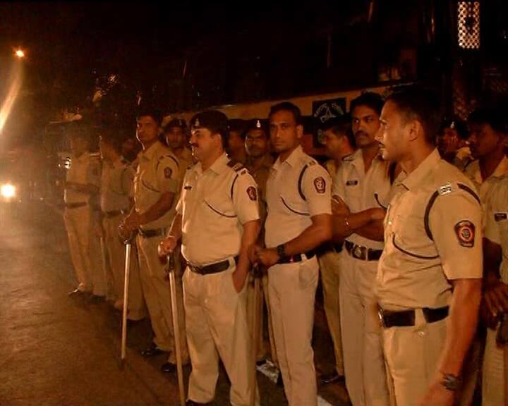 सलमान के घर के बाहर फैंस की इतनी भीड़ थी कि वहां पर सिक्योरिटी का प्रबंध करना पड़ा. 