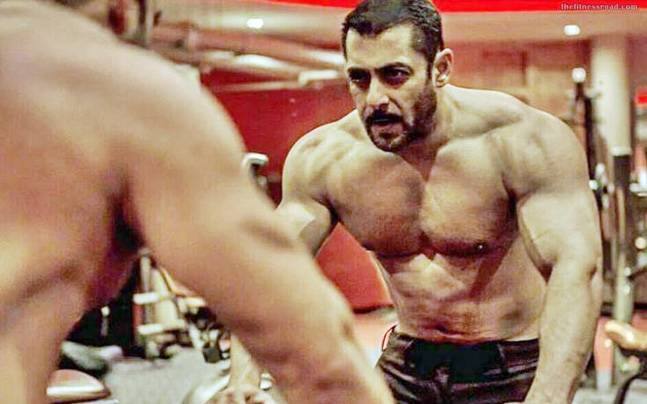 सलमान संजय दत्त, आमिर खान जैसे कलाकारों के बेहद करीबी दोस्त हैं लेकिन स्ट्रगल के दिनों में सलमान को इन बड़े एक्टर्स से जलन होती थी. लेकिन ये बात बेहद कम ही लोग जानते होंगे कि करियर मे स्ट्रगल के दौरान सलमान खान अपने दोस्तों की फोटो अपने साथ रखा करते थे. खुद के रिजेक्ट होने पर सलमान अपने दोस्तों के लिए काम मांगा करते थे.