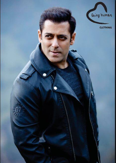 क्या आप जानते हैं कि सलमान के एक्टर बनने के पीछे किसका बड़ा हाथ है..दरअसल सलामन को बॉलीवुड में आने की सलाह दी थी जानेमाने डायरेक्टर राकेश रोशन ने. एक पार्टी में हुई मुलाकात में राकेश रोशन ने उनसे कहा था कि वो आगे चलकर एक बड़े कलाकर बनेंगे. बाद में साल 1989 में सलमान के एक्टिंग करियर की शुरुआत हुई. फिल्म थी ‘बीवी हो तो ऐसी’. इस फिल्म में सलमान सपोर्टिंग एक्टर के रोल में दिखे. लेकिन इस फिल्म में उनकी आवाज की जगह किसी दूसरे आर्टिस्ट की आवाज ली गई थी.