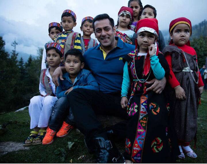 बॉलीवुड के भाईजान यानि सलमान खान का असली नाम अबदुल राशिद सलीम सलमान खान है. सलमान का जन्म 27 दिसंबर 1965 को हुआ था. सलमान खान के पिता बॉलीवुड इंडस्ट्री के जानमाने लेखक सलीम खान हैं जिन्होंने शोले, मि. इंडिया जैसी कई हिट फिल्मों की कहानी लिखी है. आज सलमान हिंदुस्तान के सबसे बड़े स्टार हैं और करोड़ों दिलों पर राज करते हैं. 