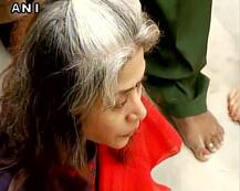 एक दिन के लिए जेल से बाहर आईं इंद्राणी मुखर्जी ने निभाई पिता के अंतिम संस्कार की रस्में