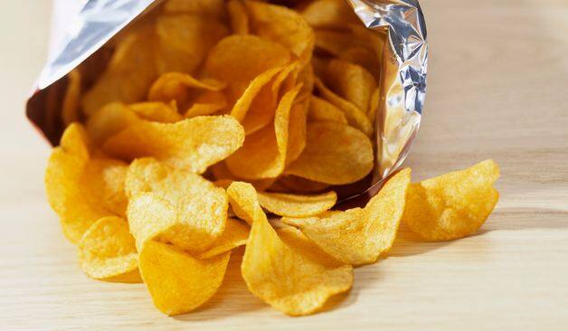 पोटैटो चिप्स- अगर आप पोटैटो चिप्स खाने जा रहे हैं तो एक बार जरूर सोचिए. ये बहुत सारे फैट और कैलोरीज से भरपूर है. लेकिन क्या आप जानते हैं इसमें बहुत सारे केमिकल्स भी मिले हुए हैं. इसमें मौजूद केमिकल्स से कैंसर और मौत तक हो सकती है. 