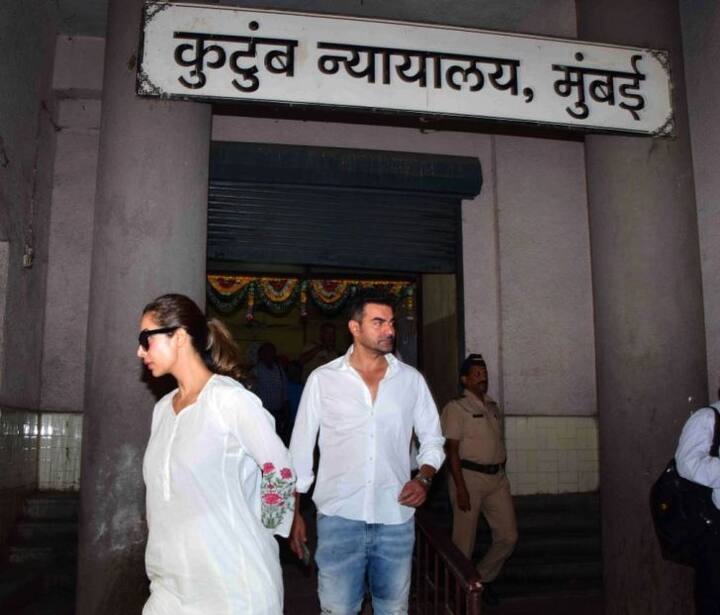 अब खबरें आ रही है कि मलाइका अरोड़ा ने अरबाज खान से तलाक के मुआवजे के रूप में 10 करोड़ रुपये की मांग की है. आपको बता दें कि यह तस्वीरें तब की हैं जब दोनों अलग होने से पहले अनिवार्य परामर्श सत्र के लिए कोर्ट में हाजिर हुए थे.