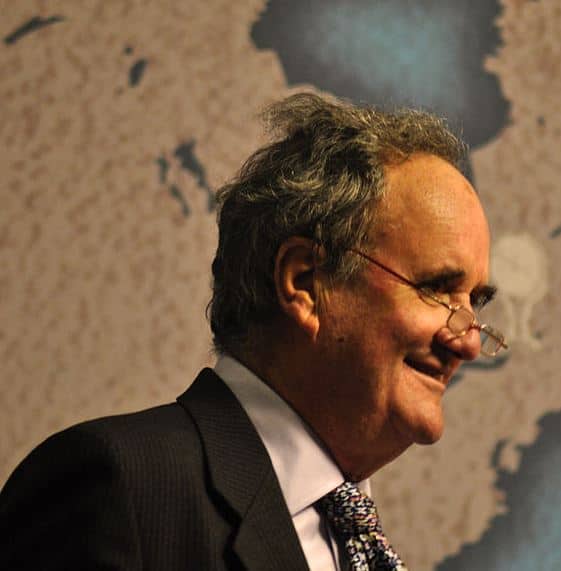 बीबीसी इंडिया के पूर्व ब्यूरो चीफ और जाने-माने पत्रकार मार्क टुली के हवाले से एक फर्जी खबर फैली कि टुली ने मौजूदा प्रधानमंत्री मोदी के प्रति समर्थन जताते हुए देश के पहले प्रधानमंत्री जवाहरलाल नेहरू पर बरगद के किसी वृक्ष की तरह सरकारी संस्थानों को निष्प्रभावी करने का आरोप लगाया. टुली ने हालांकि समाचार-पत्र हिंदुस्तान टाइम्स में प्रकाशित होने वाले अपने स्तंभ के जरिए इसका खंडन किया.