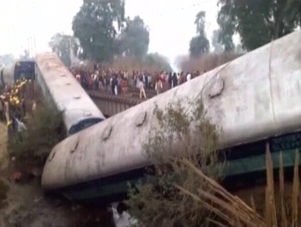 उत्तर प्रदेश में कानपुर देहात से 70 किलोमीटर दूर रुरा इलाके में रेल हादसा हो गया है. अजमेर-सियालदाह एक्सप्रेस के 14 डिब्बे पटरी से उतर गए हैं. हादसे में दो लोगों की मौत हो गई.