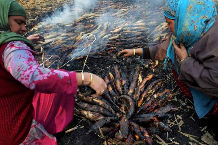 यहां ठंढ के मौसम में एक खास तरह से मछली पकाई जाती है.