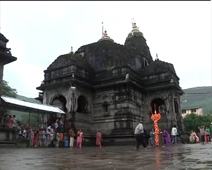 त्रयंबकेश्वर मंदिर के दो बड़े पुजारियों पर आयकर की छापेमारी, अघोषित संपत्ति का शक