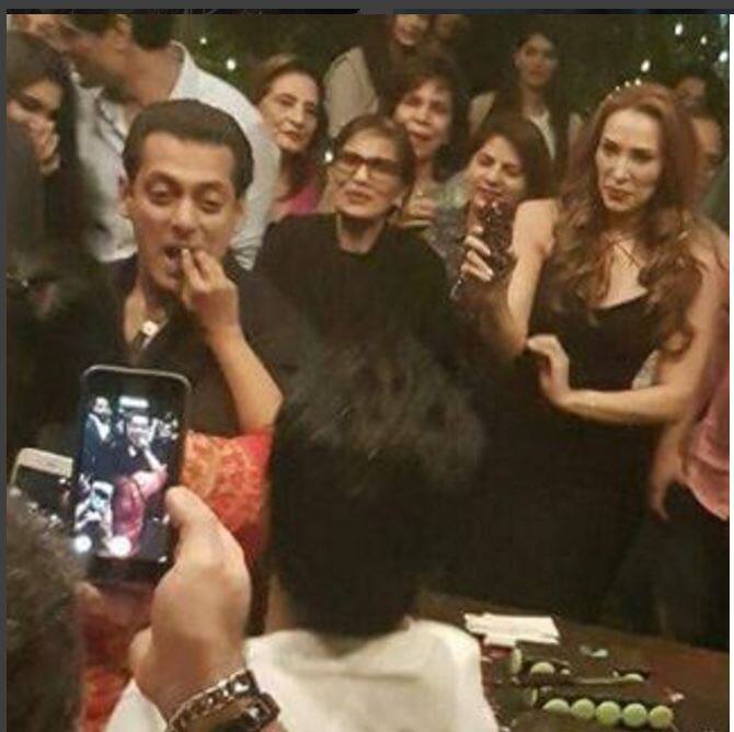 सलमान खान ने जो केक काटा उस पर बीइंग ह्यूमन लिखा हुआ था. केक काटने की ये वीडियो देखिए- @beingsalmankhan cuts his birthday cake with nephew Ahil, watch Video A video posted by ABP News (@abpnewstv) on Dec 27, 2016 at 7:36pm PST 