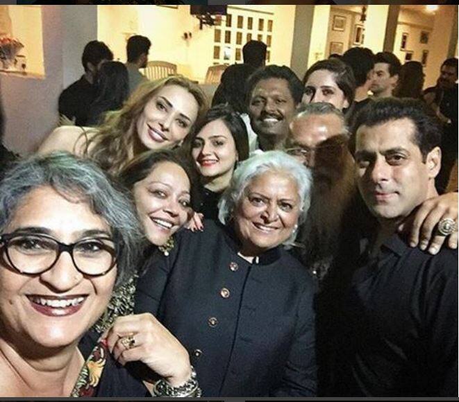गर्लफ्रेंड यूलिया और परिवार के साथ सलमान खान की ये तस्वीर देखने को मिली है. 