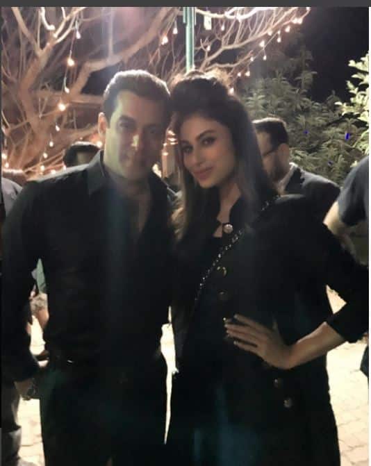 मौनी रॉय ने सलमान के साथ अपनी ये तस्वीर इंस्टाग्राम पर शेयर की है.