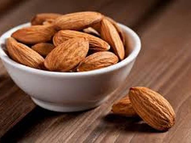 बादाम- चिकित्सीय गुणों से भरपूर बादाम का सेवन करने से आसानी से वजन कम किया जा सकता है. फाइबर, पोटैशियम और फ़ोलेट से भरपूर एक निश्चित मात्रा में रोजाना बादाम के सेवन से वजन कम किया जा सकता है.
