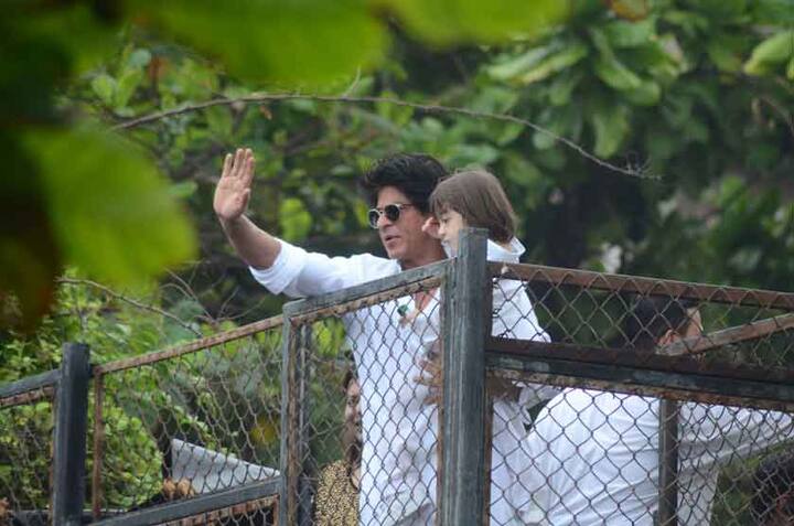 शाहरुख और गौरी के 3 बच्चे हैं- सबसे बड़े हैं आर्यन, उनके बाद बेटी सुहाना हैं और शाहरुख के सबसे छोटे लाडले हैं अबराम. इन तीनों की हीं तस्वीरें सोशल मीडिया पर वायरल होती रहती हैं.