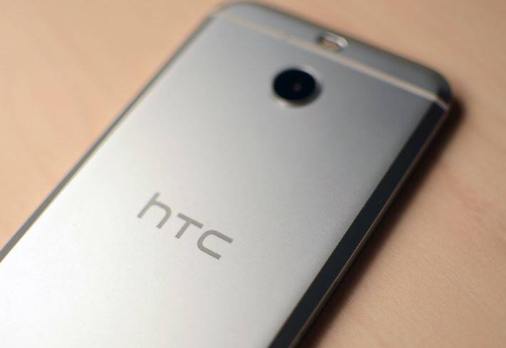 HTC BOLT: लॉन्च के वक्त कंपनी का कहना था कि ये अब तक का सबसे फास्ट स्मार्टफोन है. इसका स्नैपड्रैगन 810 चिपसेट इस फोन को मल्टिटास्किंग बनाता है. इसमें 3 जीबी रैम, फिंगरप्रिंट सेंसर दिया गया है. HTC बोल्ट कंपनी का पहला ऐसा फ्लैगशिप है जो वाटर-रेसिस्टेंट एल्यूमिनियम बॉडी है.