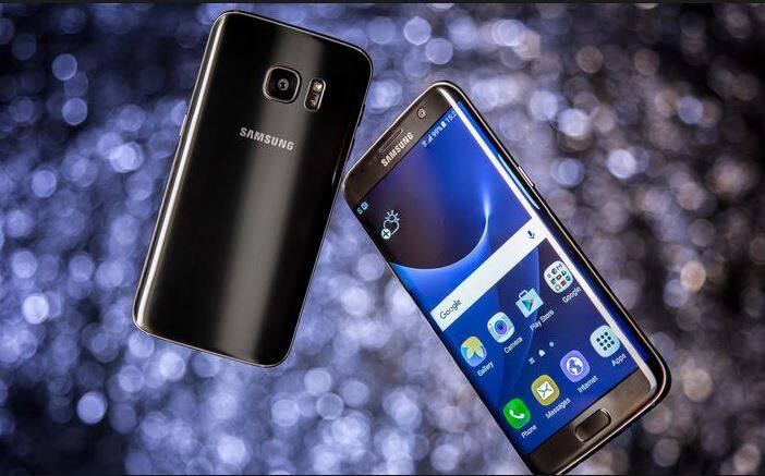 सैमसंग गैलेक्सी s7 Edge: नोट 7 के फेल होने के बाद अब सैमसंग का बाजार में सबसे प्रीमियम स्मार्टफोन गैलेक्सी s7 Edge है. जो सैमसंग लवर्स को लुभाए हुए है. हमें इस फोन का लुक बॉडी काफी पसंद आई जो इसे और भी प्रीमियम लुक देता है. इस स्मार्टफोन की मदद से ही कंपनी एक बार फिर मुनाफा कमाने में सफल रही. याद रहे नोट 7 की बाजार से वापसी कंपनी के लिए बेहद बड़ा झटका था लेकिन इस फोन की वजह से कंपनी संभल पाई. 