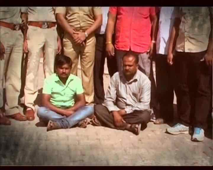 पुलिस के मुताबिक इन लोगों ने पुणे के चाकण इलाके में एक आलीशान फ्लैट को सांपों का कैदखाना बना रखा था. पुलिस और वन विभाग की टीमों ने जब फ्लैट पर छापा मारा, तो वहां लकड़ी के बक्सों, बोरियों और प्लास्टिक के ड्रम में छुपाए गए थे करीब 150 जहरीले सांप...आगे जानिए...