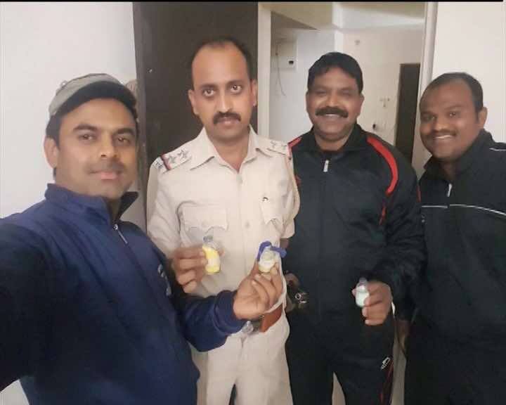 पुणे पुलिस को शक है कि इस इलाके में जहर के सौदागरों का कोई बड़ा गिरोह काम कर रहा है. रंजीत खड़गे और धनंजय बेलकुते से पूछताछ करके पुलिस इनके बाकी साथियों तक पहंचने की कोशिश में है. तस्करों से बरामद किए गए सभी सांपों को पुलिस ने वन विभाग की मदद से जंगल में छुड़वा दिया है.