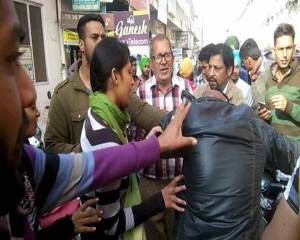 बीच सड़क पर 'दंगल', लड़की ने झपटमार के कर दिए चारों खाने चित