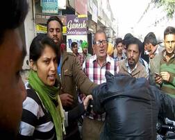 बीच सड़क पर 'दंगल', लड़की ने झपटमार के कर दिए चारों खाने चित