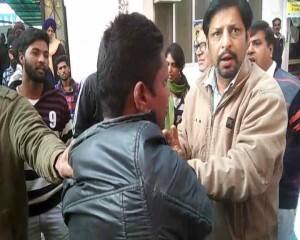 बीच सड़क पर 'दंगल', लड़की ने झपटमार के कर दिए चारों खाने चित