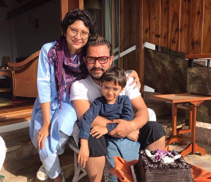   आमिर खान : देश के सबसे सफल खेल परिवार महावीर सिंह फोगट और उनकी बेटियों के जीवन पर आधारित फिल्म 'दंगल' के लिए हर जगह सराहे जा रहे अभिनेता आमिर अपनी शादी की सालगिरह और नए साल का जश्न एक साथ पंजगनी में मनाएंगे. आमिर और किरण राव 28 दिसंबर, 2005 के विवाह बंधन में बंधे थे.  
