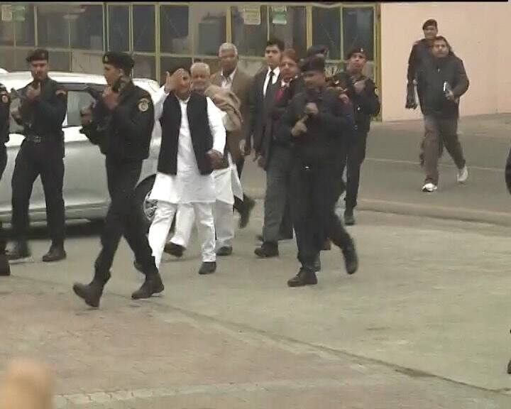 सपा में टिकट बंटवारे पर 'दंगल' जारी, मुलायम ने कल सभी उम्मीदवारों की बैठक बुलाई