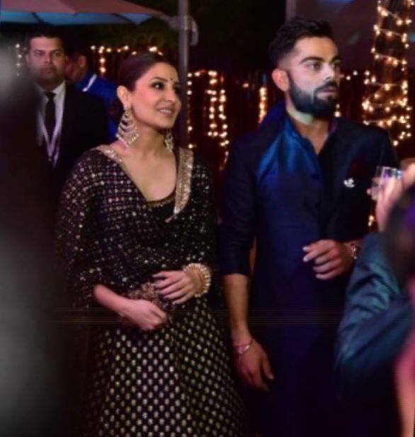 ये तस्वीरें इसी महीने की हैं जब गोवा में युवराज की शादी में विराट और अनुष्का ने धमाल मचाया था. पहले युवराज और विराट ने ठुमके लगाए और फिर अनुष्का भी साथ आ गईं.      #Repost @instantbollywood with @repostapp ・・・ ???? Watch as Anushka & Virat dance with newly Wed Hazel & Yuvi! #DoubleDateGoals @InstantBollywood ❤❤❤ . . . #yuvrajsingh #hazelkeech #yhpl #yuvikishaadi #cricket #bollywood #india #yuvihazeldiwedding #goa #viratkohli #anushkasharma #virushka #gurbasant #Love #Yuvi #Cricketer #Cricket #Sports #Sport A video posted by BeingPushpendra12 (@pushpendra_yuvi) on Dec 3, 2016 at 12:28am PST 