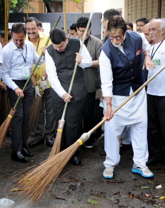 स्वच्छ भारत अभियान के दौरान सफाई करते दिग्गज अभिनेता अमिताभ बच्चन और महाराष्ट्र के सीएम देवेन्द्र फणनवीस.