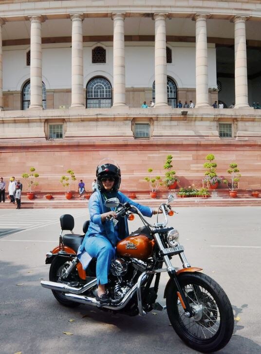 काफी मंहगी बाइक हार्ले डेविडसन से संसद पहुंची कांग्रेस नेता रंजीता रंजन.
