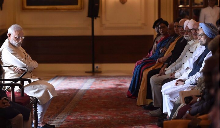 उप राष्ट्रपति हामिद अंसारी की किताब सिटिजन एंड सोसाइटी (नागरिक और समाज) के लॉन्च के दौरान पीएम मोदी के उल्टी तरफ बैठे पूर्व पीएम मनमोहन सिंह और अन्य अतिथी.