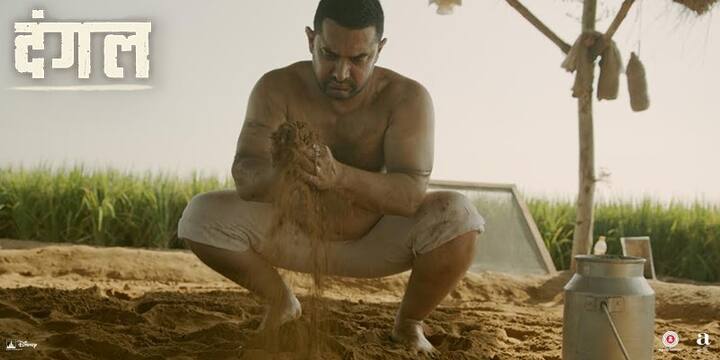 इस फिल्म में दिग्गज पहलवान महावीर सिंह फोगाट की कहानी दर्शाई गई है, जिन्होंने अपनी पत्नी और पूरे गांव की असहमति के बावजूद अपनी बेटियों गीता और बबीता फोगाट को कुश्ती सिखाई.