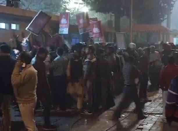 आपको बता दें कि इससे पहले अखिलेश यादव ने एक निजी कार्यक्रम में कहा कि ‘समाजवादी पार्टी मेरी है मैं इसे क्यों तोड़ूंगा, कुछ सीटों पर मतभेद हैं, उम्मीद है सब सुलझ जाएगा.’