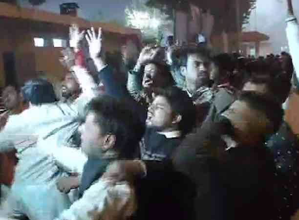 कल रात अखिलेश ने मुलायम शिवपाल की लिस्ट से अलग 235 उम्मीदवारों की अपनी लिस्ट जारी की थी. यह तस्वीर अखिलेश के घर के बाहर की है.