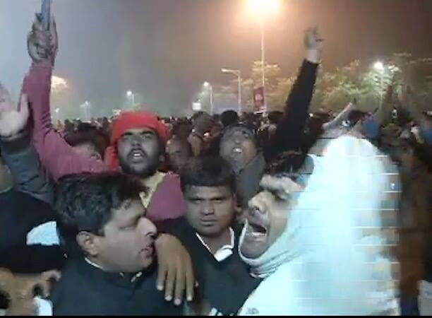 अखिलेश यादव को पार्टी से निकाले जाने के बाद सीएम के समर्थक उनके घर के बाहर इकठ्ठा हो गए हैं और नारेबाजी कर रहे हैं.