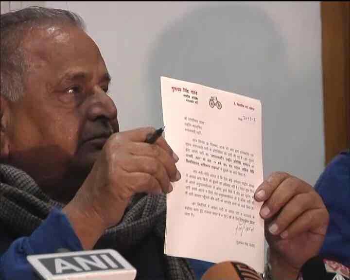 सपा सुप्रीमो मुलायम सिंह यादव ने सीएम अखिलेश यादव को 6 साल के लिए पार्टी से निकाल दिया है. रामगोपाल यादव को मीटिंग बुलाने का हक नहीं यह कहते हुए रामगोपाल यादव को भी समाजवादी पार्टी से मुलायम सिंह यादव ने 6 साल के लिए निकाल दिया है.