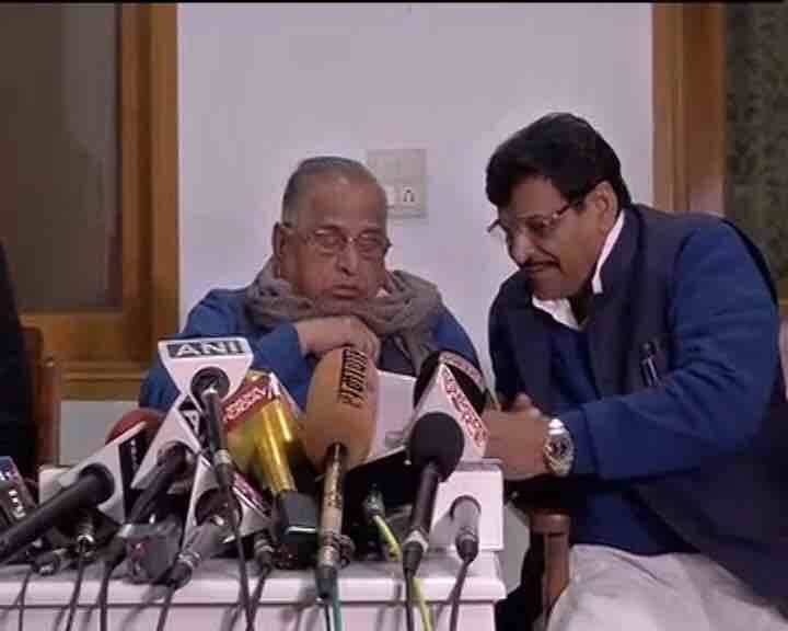 आपको बता दें कि एसपी प्रमुख मुलायम सिंह यादव ने अखिलेश यादव को कारण बताओ नोटिस जारी कर पूछा था कि आपने अपने अलग उम्मीदवारों की लिस्ट कैसे जारी की. इसके लिए आपके खिलाफ अनुशासनात्मक कार्रवाई क्यों न की जाए?