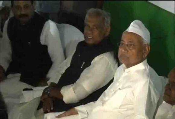 पिछले साल बिहार के मुख्यमंत्री जीतन राम मांझी को इस्तीफा देने के निर्देश का पालन नहीं करने पर जनता दल (यूनाइटेड) ने मांझी को ‘पार्टी विरोधी गतिविधियों’ के आरोप में निष्कासित कर दिया था. आपको बता दें कि जीतन राम मांझी और नीतीश कुमार के बीच मतभेद बढ़ने के बाद जेडीयू ने यह फैसला लिया था. 