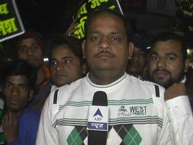 समाजवादी युवजन सभा के पूर्व महानगर अध्यक्ष विकास यादव ने कहा कि मुलायम सिंह के सीएम अखिलेश यादव को पार्टी से निकाले जाने के विरोध में हम सभी समाजवादी पार्टी के कार्यकर्ताओं ने अमर सिंह और शिवपाल यादव का पोस्टर जलाया है .