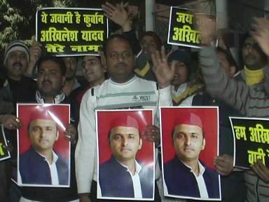समाजवादी पार्टी से यूपी के सीएम अखिलेश को बाहर निकालने पर एसपी के अपने ही कार्यकर्ता वाराणसी में सड़कों पर उतर आए हैं.