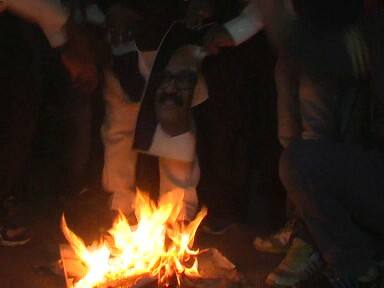 सीएम अखिलेश यादव के समर्थन में आए कार्यकर्ताओं ने शिवपाल यादव और अमर सिंह का पोस्टर भी जलाया.
