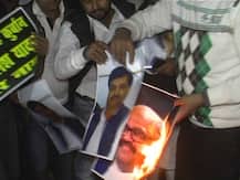शिवपाल यादव और अमर सिंह के विरोध में सड़कों पर उतरे समाजवादी पार्टी के कार्यकर्ता, जलाए दोनों के पोस्टर