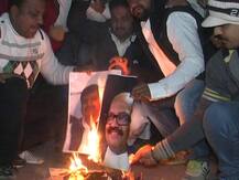 शिवपाल यादव और अमर सिंह के विरोध में सड़कों पर उतरे समाजवादी पार्टी के कार्यकर्ता, जलाए दोनों के पोस्टर